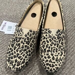 BNIB Skechers Women’s Bobs Plush ballet flat slip in shoes in leopard size 9.5